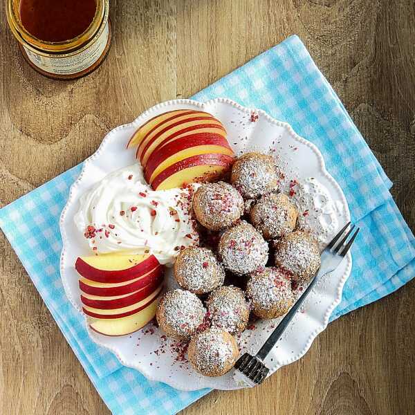 Mini pączki migdałowe nadziane daktylami (ebelskivers).