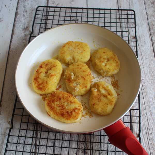 Kotleciki z gotowanych ziemniaków z żółtym serem i sosem 'tartare' :)
