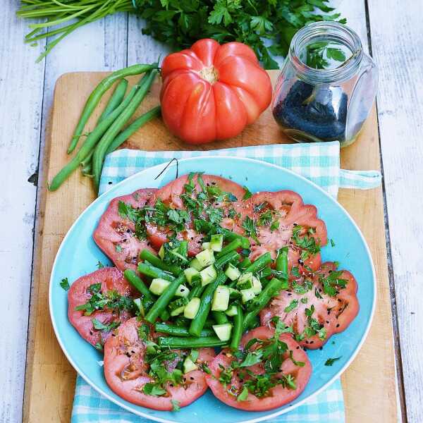 Sałatka z zieloną fasolką szparagową, pomidorem i ogórkiem małosolnym