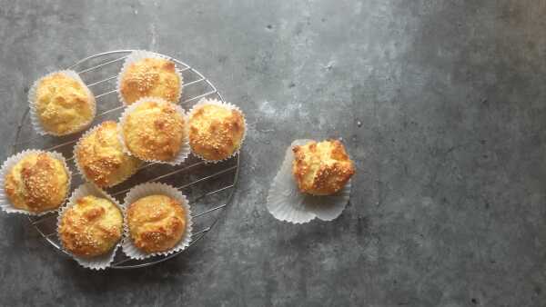 Muffiny z parmezanem i sezamem