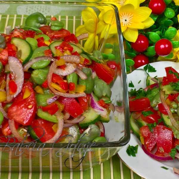 Przepis na sałatkę z bobem, pomidorami i papryką – smaczna i zdrowa