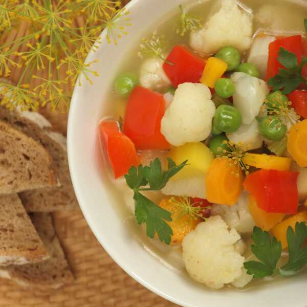 Letnia, kolorowa zupa warzywna na rosole. Szybka zupa dla całej rodziny