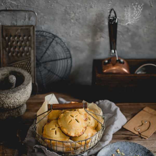 PIECZONE RAVIOLI Z BOBEM, KOZIM SEREM I SUSZONYMI POMIDORAMI.