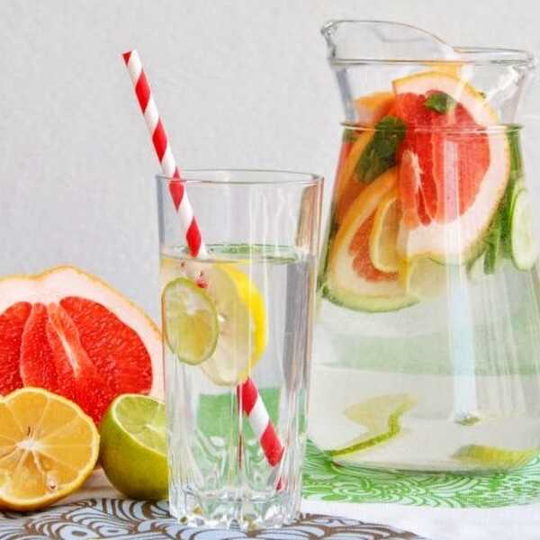 Woda + ogórek + cytryna + limonka + grejpfrut + mięta