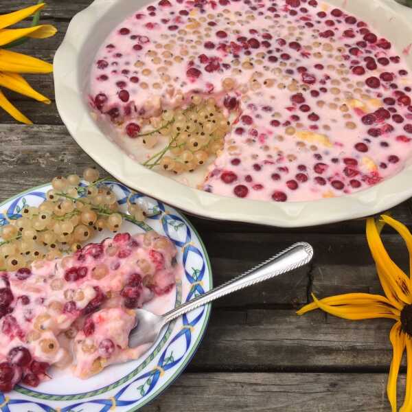 Tarta z czerwoną i białą porzeczką z orzechowym spodem (bez pieczenia)