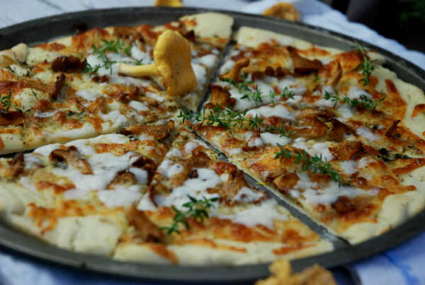 Pizza biała z kurkami i serem kozim
