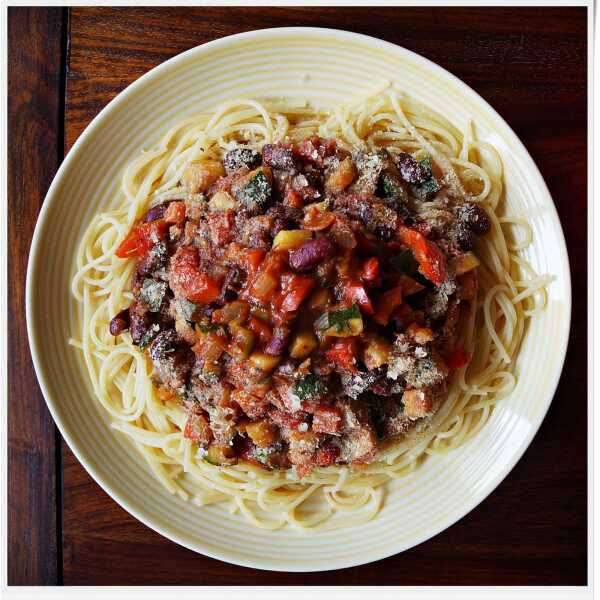 Spaghetti z cukinią, papryką oraz fasolą