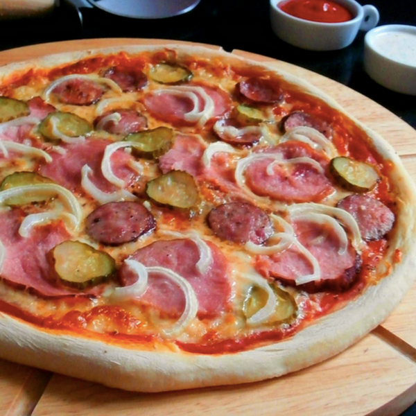 Pizza z kiełbasą żywiecką i ogórkiem kiszonym