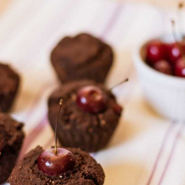 Jogurtowo-czekoladowe muffiny z wiśniami/czereśniami