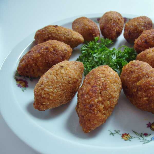 Kibbeh, كبة‎‎, içli köfte - bliskowschodnie krokiety z kaszy bulgur i mielonego mięsa