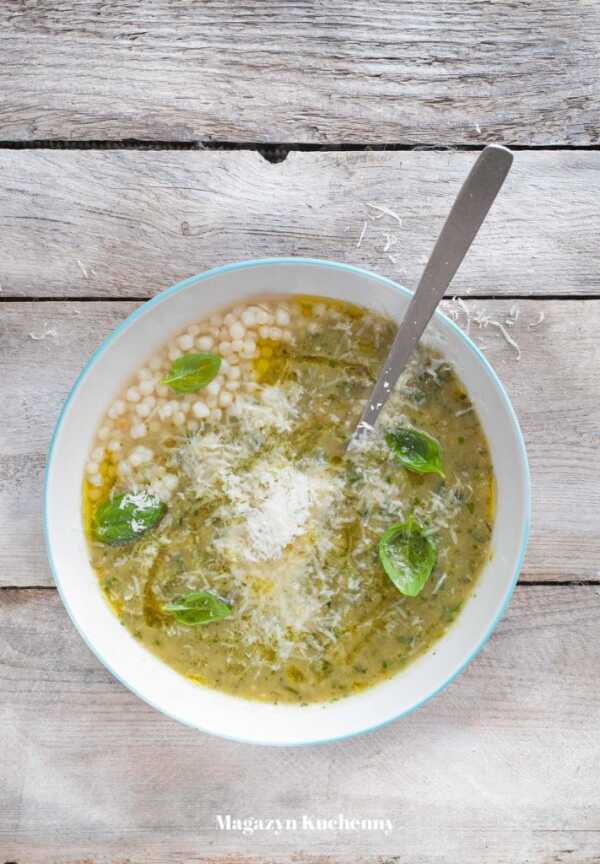 Zupa z cukinii z parmezanem, bazylią i kuskusem