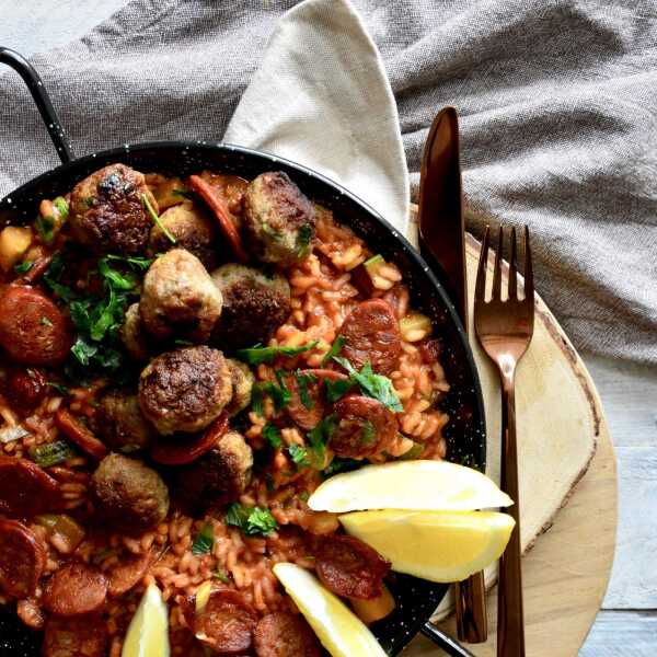 Paella z chorizo i pulpetami drobiowymi (z cukinią)