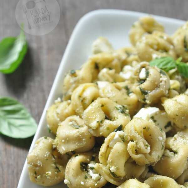 Sałatka z tortellini, pesto i fetą