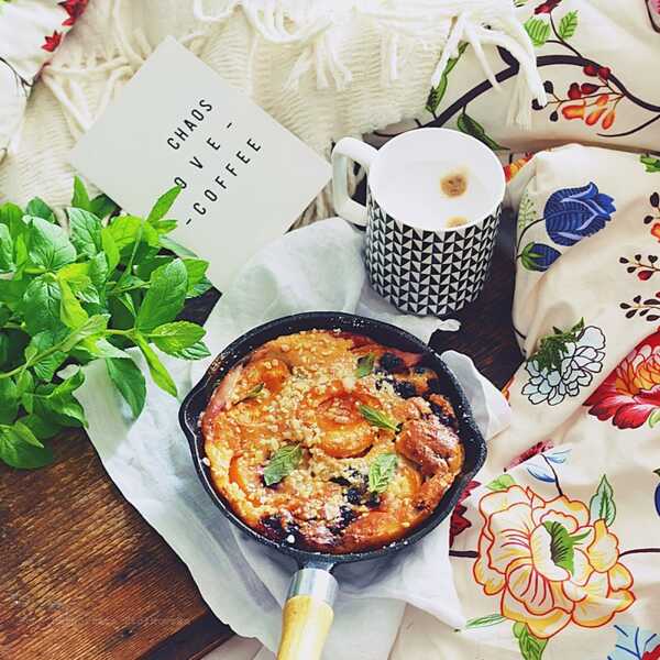 Śniadanie do łóżka i słodki omlet z morelami