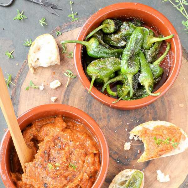 Dwa razy tapas warzywny, czyli małe co nieco w stylu hiszpańskim: pimientos del padrone oraz pasta z bakłażana i papryki