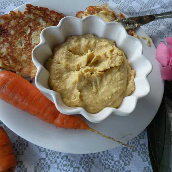 Hummus z marchewką i migdałami