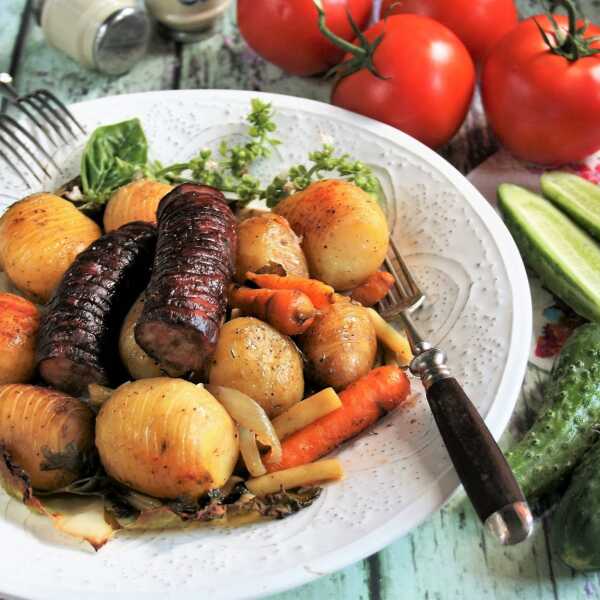 Ziemniaki grillowane z warzywami i kiełbasą