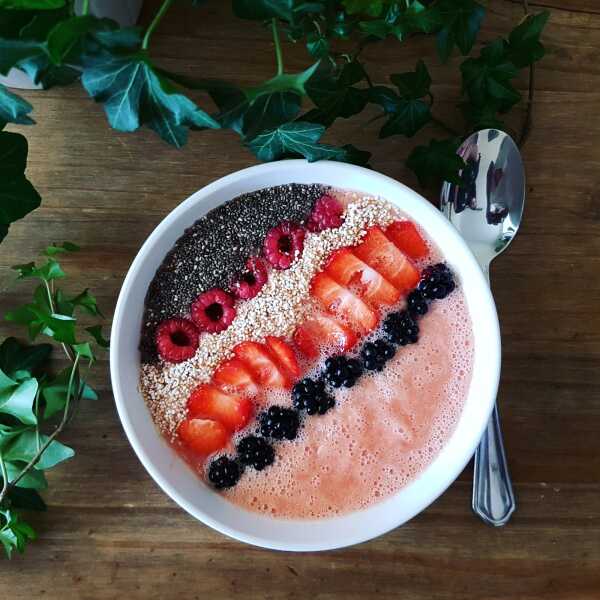Grejpfrutowe smoothie bowl. 
