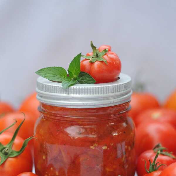 Pomidory w kawałkach do słoików na zimę, najprostsze