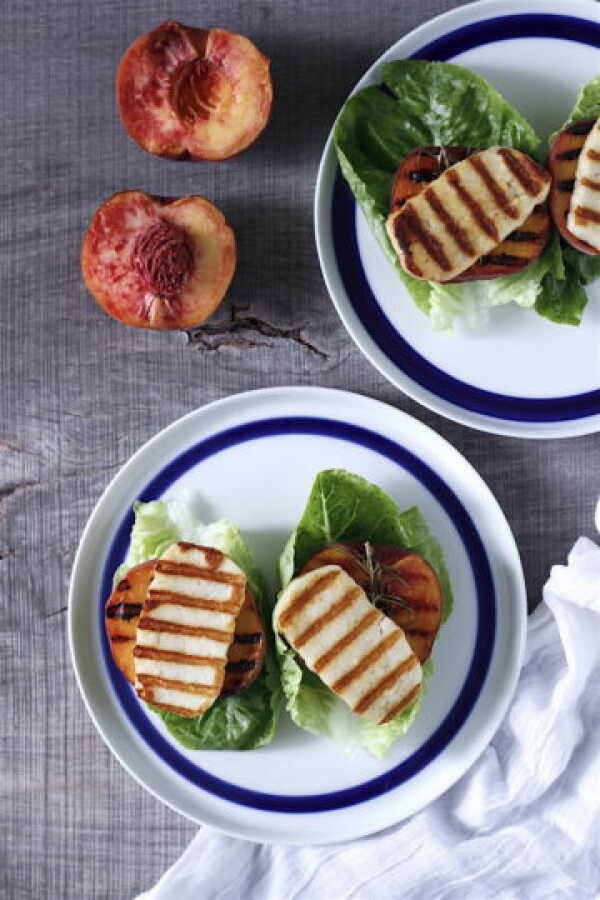 Grillowane brzoskwinie z halloumi