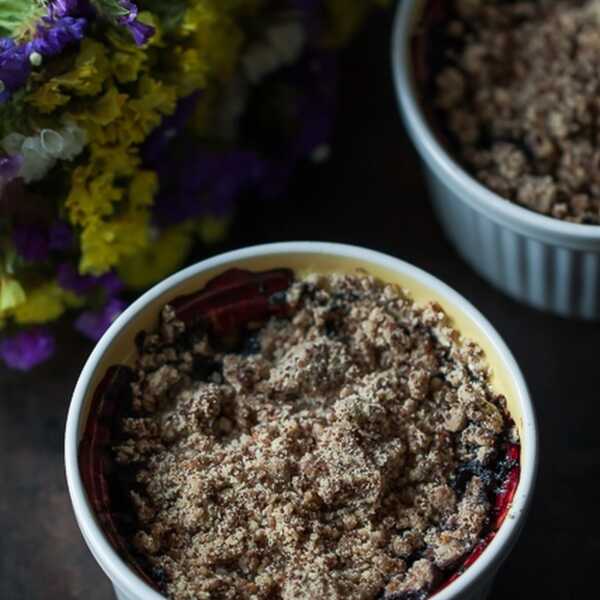 Crumble z jagodami i cukrem kokosowym