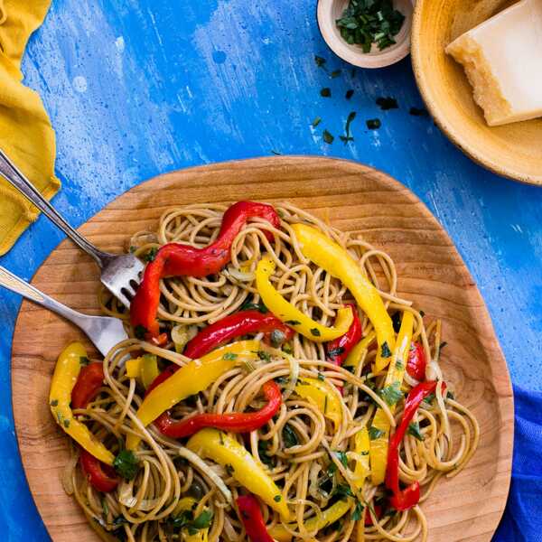 Spaghetti peperonata - szybki makaron z kolorowymi paprykami