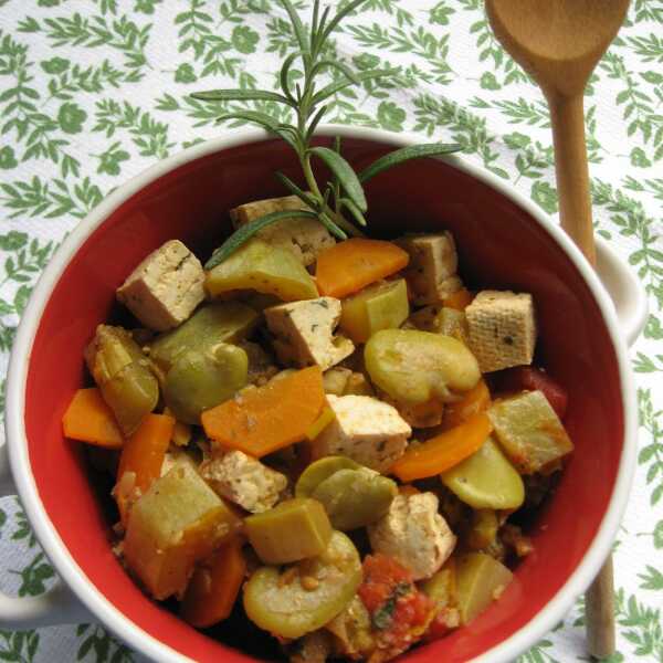 Gulasz warzywny z bobem i marynowanym tofu