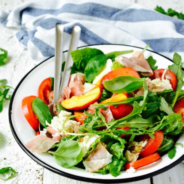 Letnia salatka z pomidorami, nektarynkami i mozzarella.