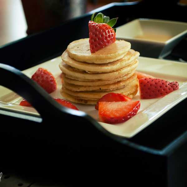 Pyszne 'Dzień dobry!': Amerykańskie pancakes z miodem i truskawkami.