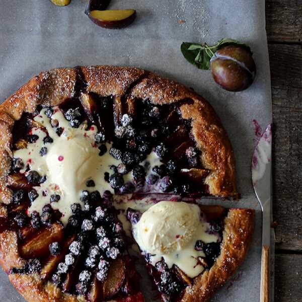 Bananowa galette ze śliwkami i aronią