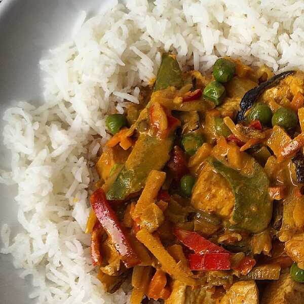 Żółte curry z kurczakiem i warzywami oraz ryżem basmati