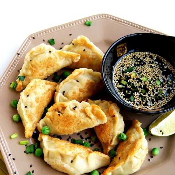 Pierożki gyoza z młodą kapustą i groszkiem