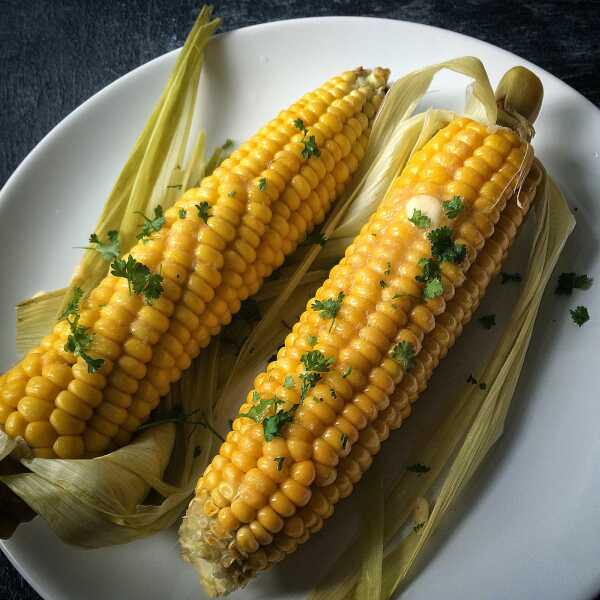 Kukurydza na parze z solonym masłem i pietruszką