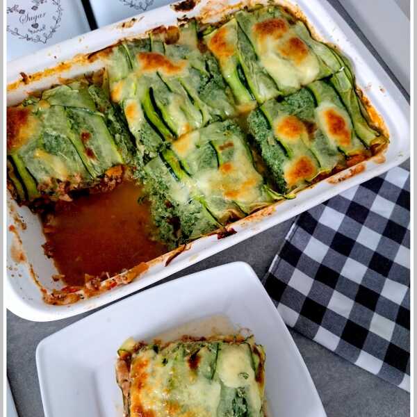 Lasagne cukiniowa z sosem bolońskim i szpinakiem