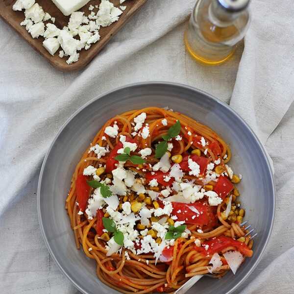 Spaghetti z pesto z pieczonej papryki, z karmelizowaną kukurydzą i fetą