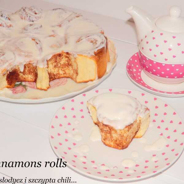 Cinnamons rolls z sosem śmietanowo - waniliowym.