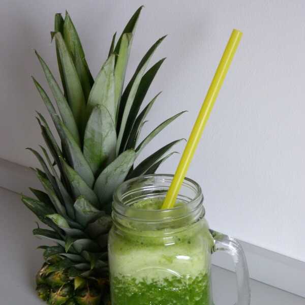 Zielone smoothie: szpinak, ananas, banan, woda