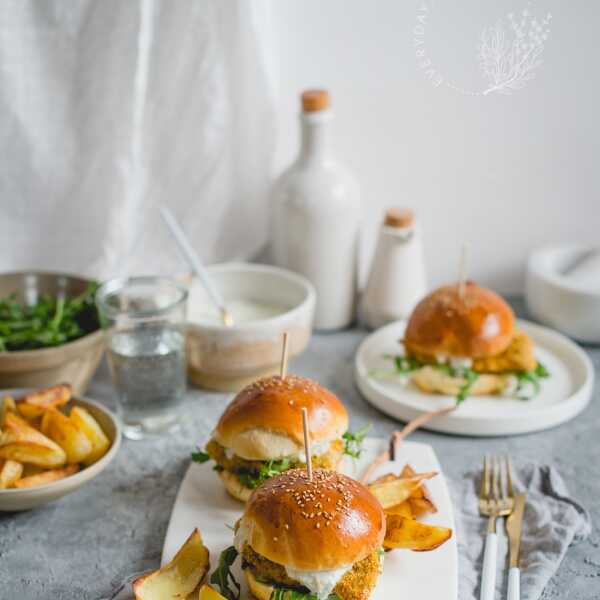 BURGERY Z INDYKIEM CURRY, RUKOLĄ I SOSEM TZATZIKI.