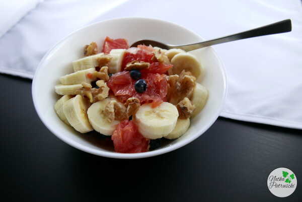 Owocowy bowl z orzechami włoskimi