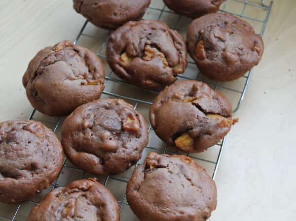 Muffinki kakaowe z nektarynkami i orzechami pekan