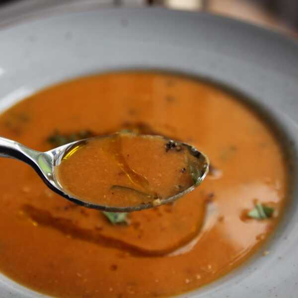 Zupa z kiszonych pomidorów z soczewicą