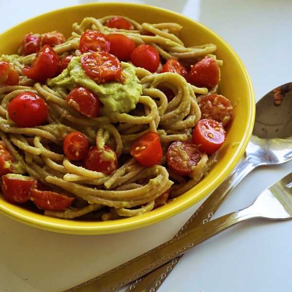 Razowe spaghetti z guacamole!