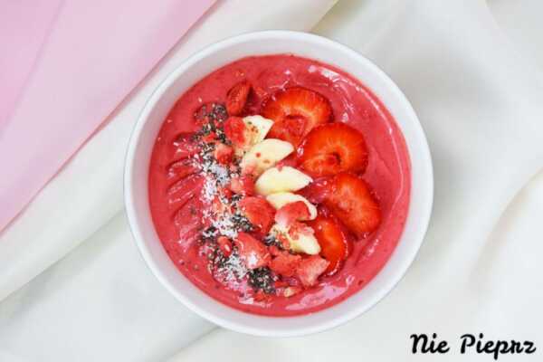 Smoothie bowl truskawkowo-bananowe