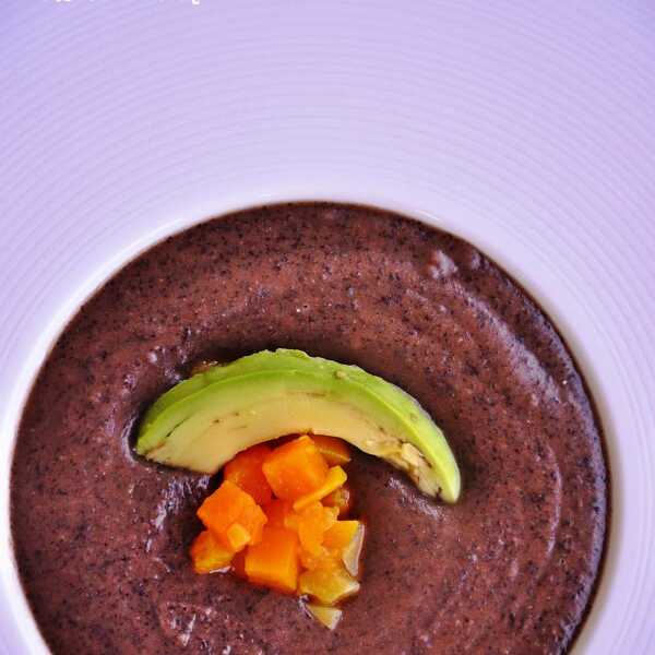 Pikantna zupa z czarnej fasoli z gorzką czekoladą