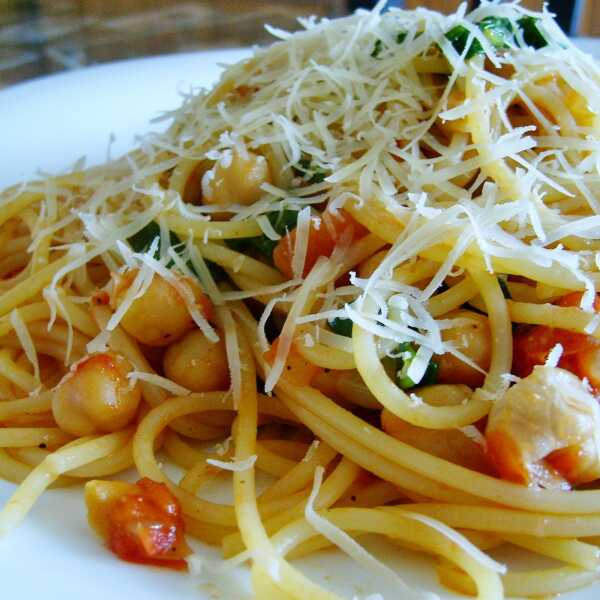Spaghetti z cieciorką, szpinakiem i pikantnym sosem pomidorowym