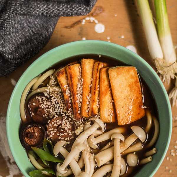 WEGAŃSKI RAMEN GRZYBOWY PODAWANY Z TOFU I GRZYBAMI SHIMEJI