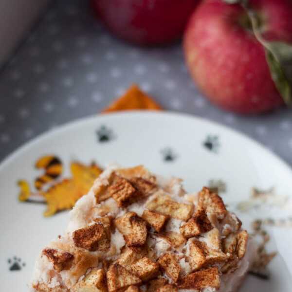 Piankowe ciasto na białkach z jabłkami i budyniem (bez cukru, bez glutenu)