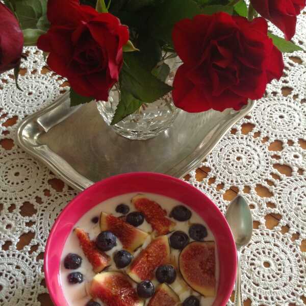 Jogurt z figami i borówką / yoghurt with figs and berries