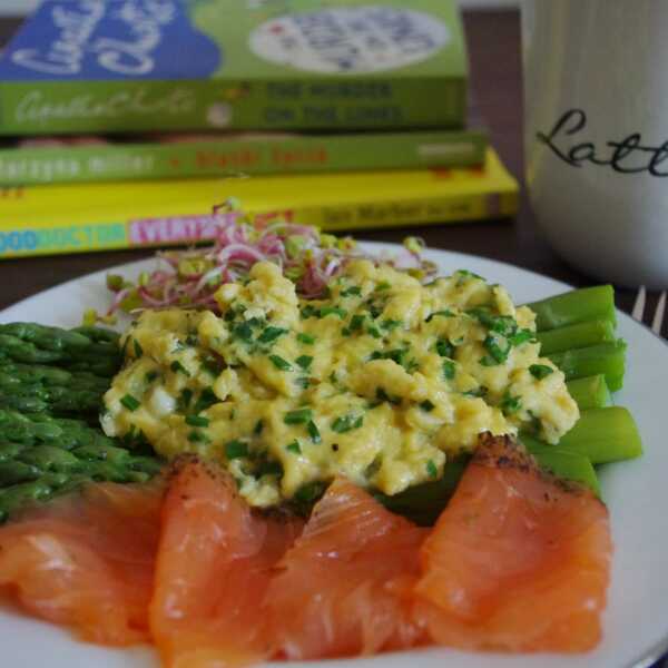 Ziołowa jajecznica na szparagach obok wędzonego łososia i kiełków / herby scrambled eggs on asparagus with smoked salmon and sprouts