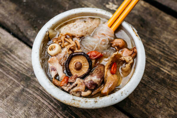 Wietnamska zupa z grzybami (miến gà nấm)